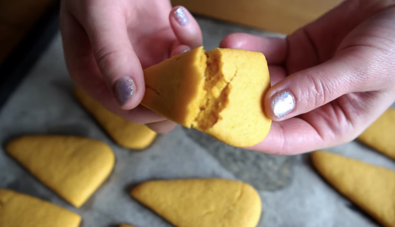 Как приготовить печенье на томатном соке из 5 ингредиентов: рецепт бюджетного десерта